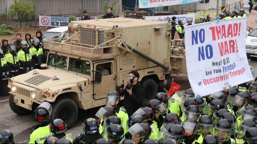 Vehículos militares transportan, en medio de protestas, baterías del sistema antimisiles THAAD en Corea del Sur, 25 de abril de 2017.