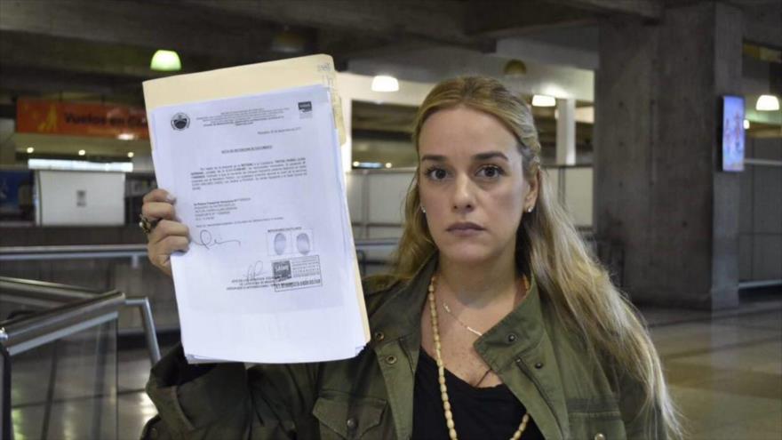 La opositora venezolana Lilian Tintori enseña desde el aeropuerto internacional de Maiquetía el papel que prohíbe su salida, 2 de septiembre de 2017.