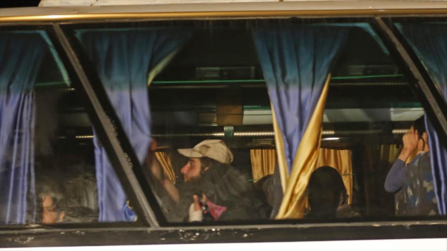 Integrantes de Daesh, junto a sus familias, se dirigen a Deir Al-Zur (este de Siria), 28 de agosto de 2017.