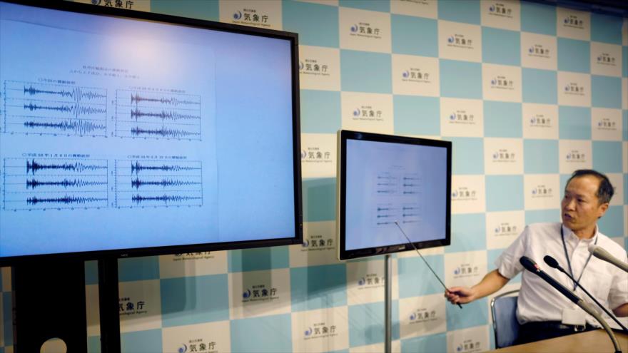 Un funcionario del servicio meteorológico japonés muestra últimos resultados de la actividad sísmica causada por Pyongyang, 3 de septiembre de 2017.