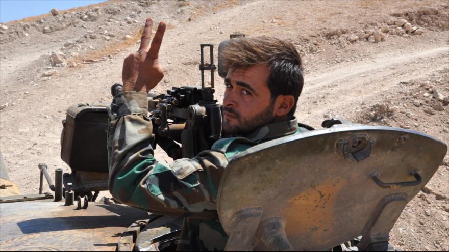 Un soldado sirio hace un gesto a la cámara desde un tanque en la ciudad de Al-Salamiya, a unos 33 kilómetros al sureste de Hama, 19 de agosto de 2017.
