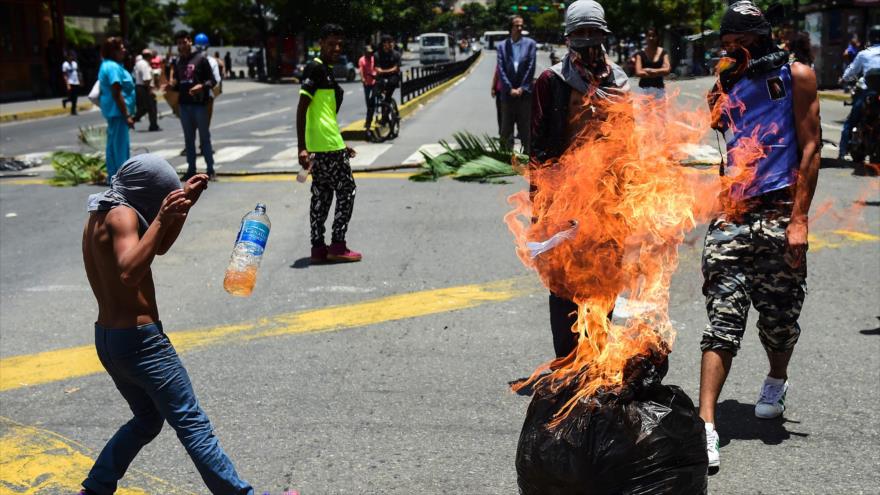 Opositores venezolanos realizan una jornada de protesta contra el presidente Nicolás Maduro, en Caracas (capital), 8 de agosto de 2017.