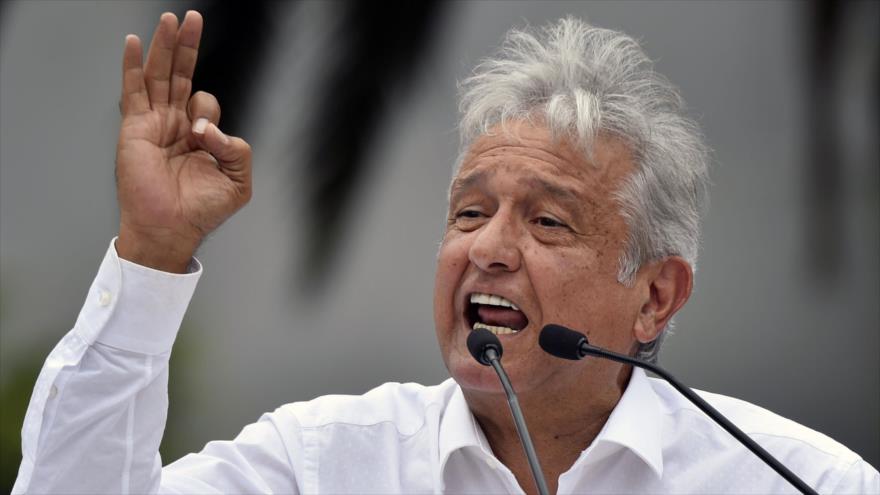 El presidente del partido Morena, Andrés Manuel López Obrador, habla ante sus simpatizantes en la Ciudad de México, 3 de septiembre de 2017.