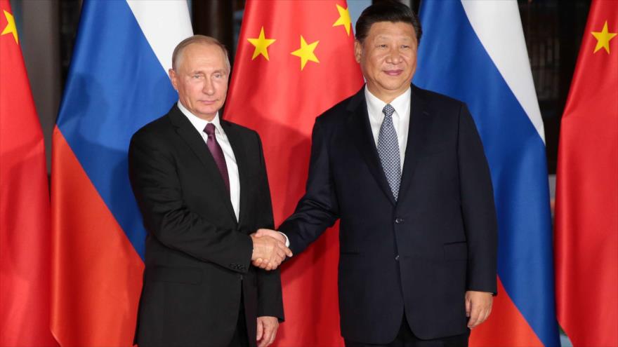 El presidente de Rusia, Vladimir Putin (izda.), y su par chino, Xi Jinping, se reunen en la ciudad de Xiaman, China, 1 de septiembre de 2017.