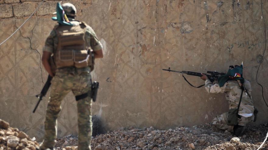 Integrantes de las fuerzas populares iraquíes (Al-Hashad Al-Shabi) durante combates en la ciudad de Tal Afar, 26 de agosto de 2017.