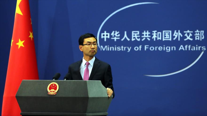 Geng Shuang, un portavoz del Ministerio de Asuntos Exteriores chino, ofrece una rueda de prensa.