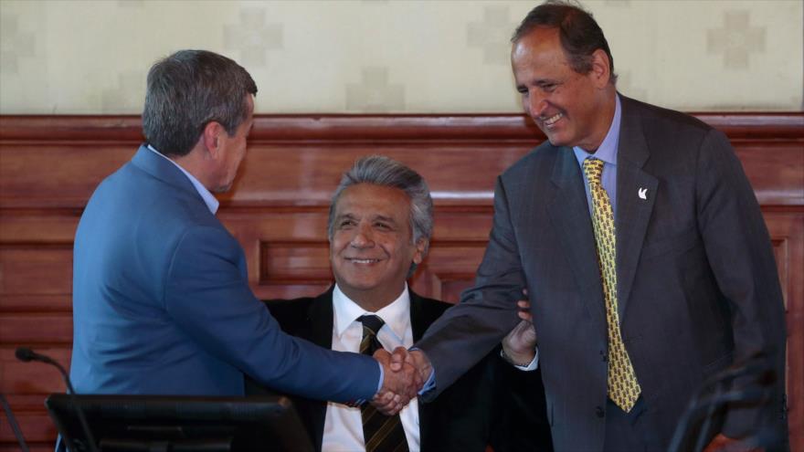 El representante de Bogotá, Juan Camilo Restrepo (dcha.), y el del ELN, Pablo Beltran, en la 3ª ronda de diálogos en Ecuador, 28 de agosto de 2017.