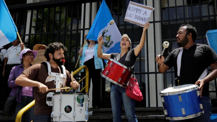 Ciudadanos protestan en las afueras del Palacio de Justicia con gritos de “Jimmy a los Tribunales”, Ciudad de Guatemala, 4 de septiembre de 2017.