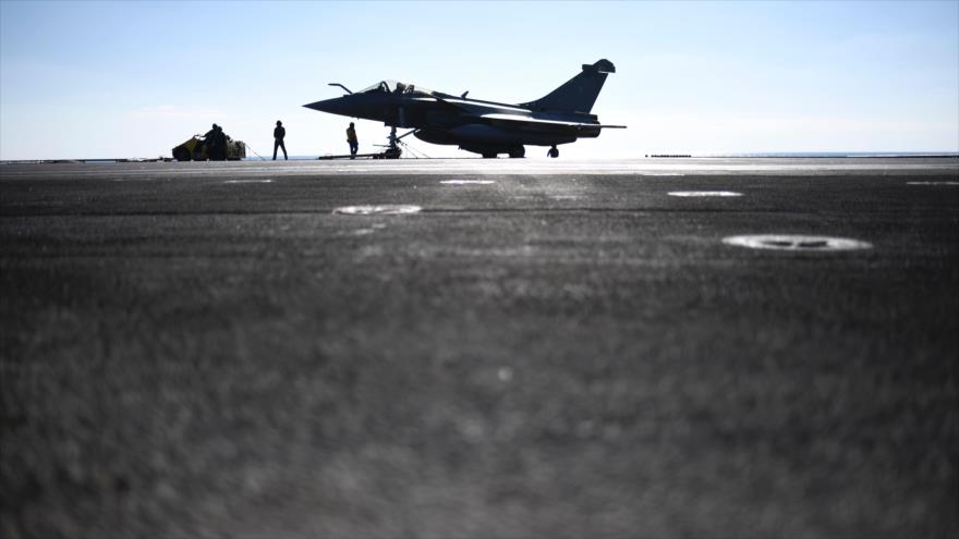 Un avión de guerra francés de la llamada coalición anti-EIIL, antes de realizar una operación en Siria.