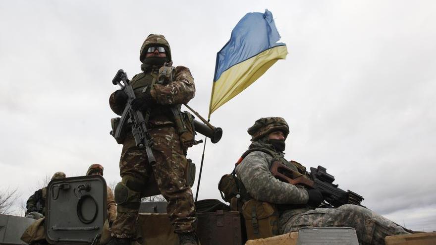 Soldados ucranianos montan en un vehículo blindado de transporte de personal cerca de la ciudad oriental de Debaltseve en Donetsk.