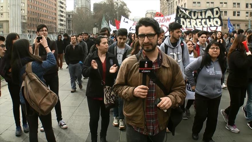 Universitarios marchan contra reforma educacional en Chile