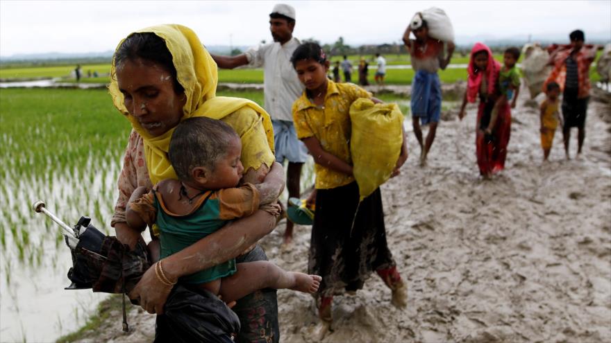 Familias enteras de la minoría musulmana Rohingya abandonan sus tierras ante políticas represivas del Gobierno birmano.
