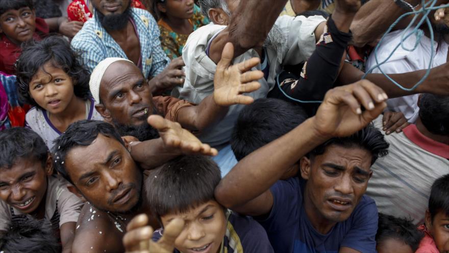 La minoría musulmana Rohingya espera la ayuda en un campo de refugiados en Bangladés, 5 de septiembre de 2017.