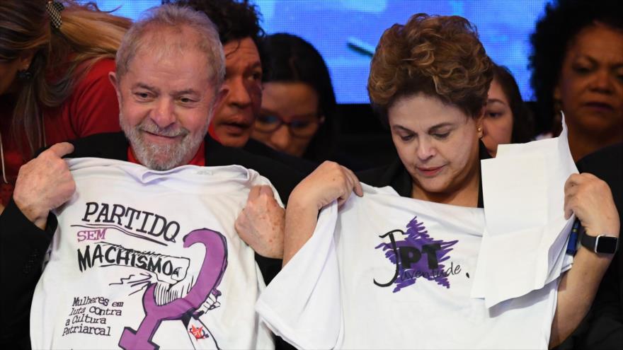 Los expresidentes brasileños Lula Da Silva (izda.) y Dilma Rousseff en el Congreso Nacional del PT en Brasilia (capital), 1 de junio de 2017.