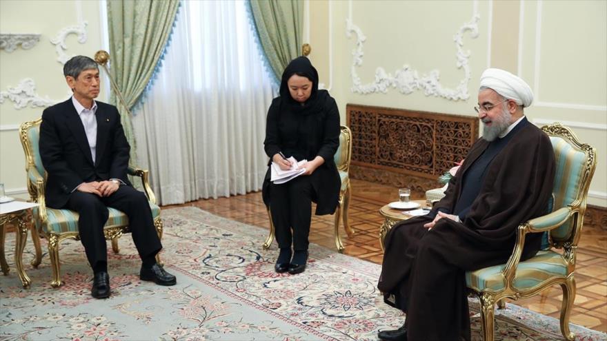 El mandatario persa, Hasan Rohani (dcha.), se reúne con Masahiko Komura, enviado especial del primer ministro de Japón, 6 de septiembre de 2017.