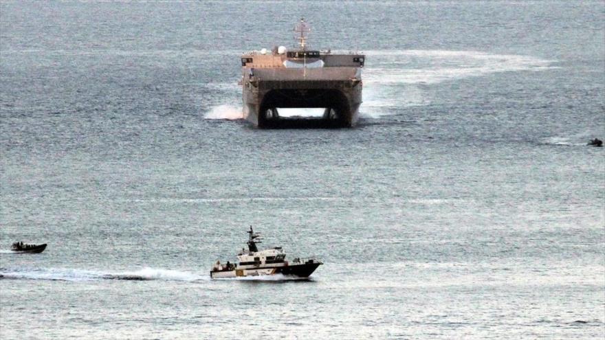Un patrullero de la Guardia Civil española cruza trayectoria del buque estadunidenses USNS Carson City en aguas de Gibraltar, 6 de septiembre de 2017.