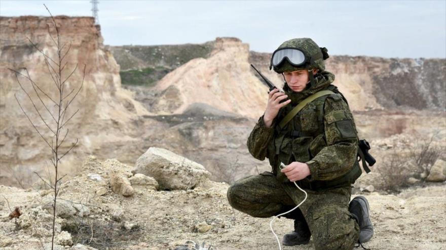 Un ingeniero militar ruso durante una misión de entrenamiento a los soldados sirios.