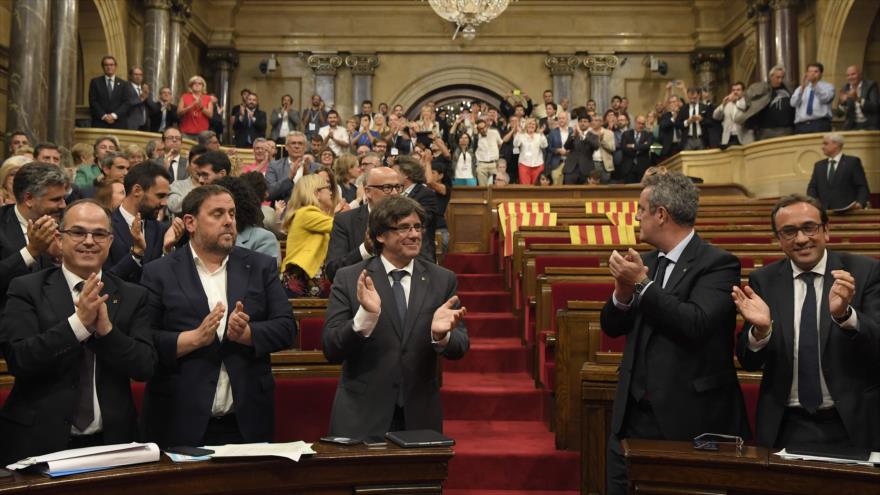 Gobierno catalán convoca el referéndum tras el aval del Parlament