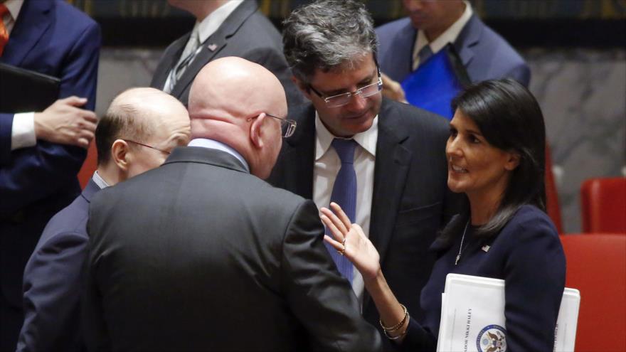 Embajadora de EE.UU. ante la ONU, Nikki Haley, habla con sus pares europeos tras una sesión sobre Corea del Norte, 4 de septiembre de 2017.