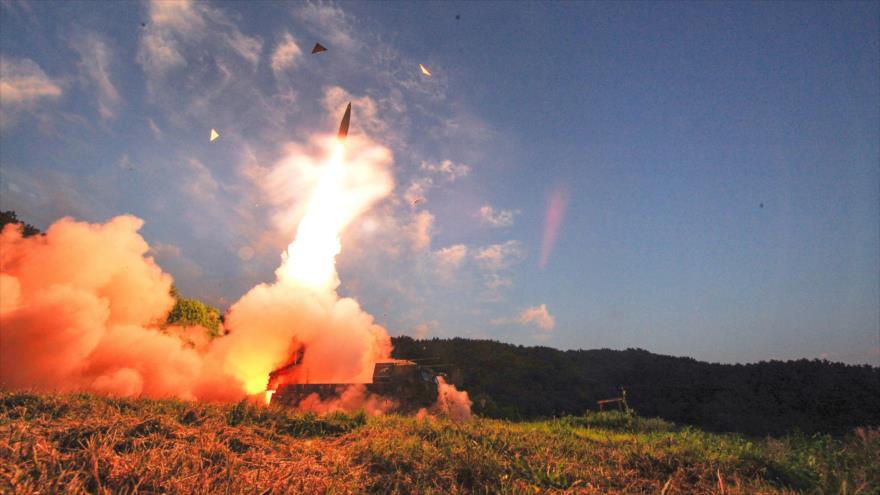 El misil Hyunmu-2, lanzado por el Ejército surcoreano desde un sitio desconocido durante un ejercicio militar, 4 de septiembre de 2017.