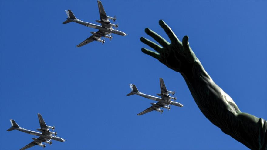 Bombarderos rusos Tu-95MS vuelan en Moscú (capital) en un ensayo para el desfile militar del Día de la Victoria, 7 de mayo de 2017.