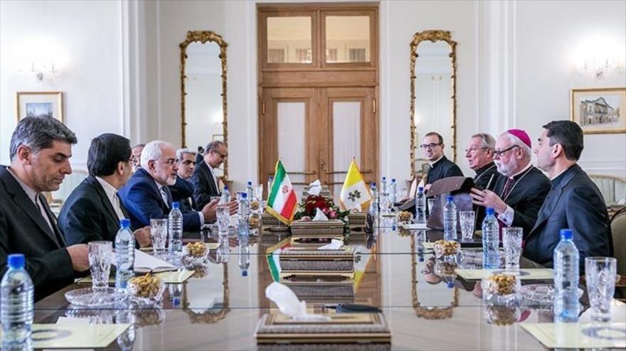 Canciller de Irán, Mohamad Yavad Zarif, recibe al secretario para las Relaciones con los Estados del Vaticano, Teherán, 8 de septiembre de 2017.