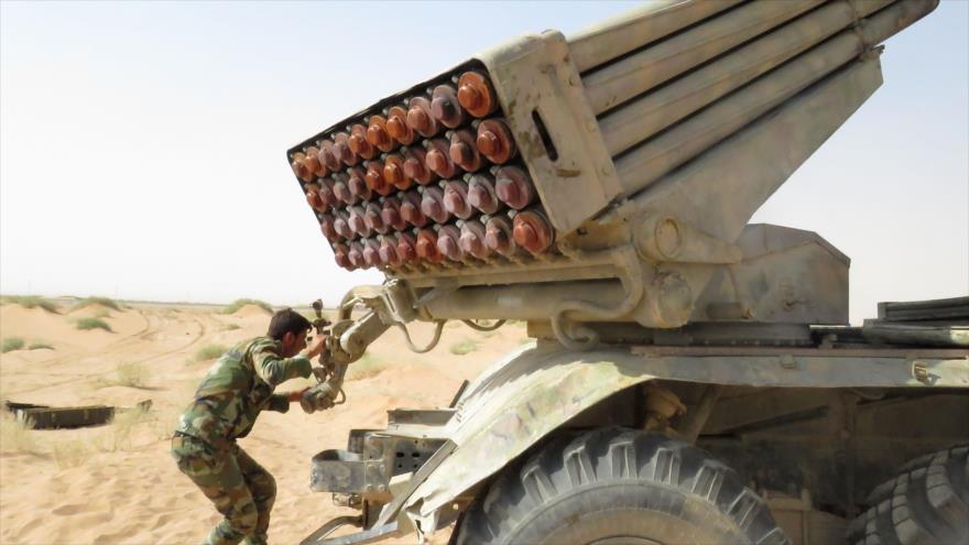 Fuerzas del Gobierno sirio luchan contra los terroristas en la zona de Kobajjep, en las afueras de Deir al-Zur, 5 de septiembre de 2017.