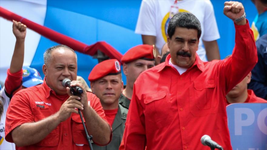 El diputado, Diosdado Cabello (izda.), junto al presidente venezolano, Nicolás Maduro, durante un acto publico, 27 de Julio de 2017. 