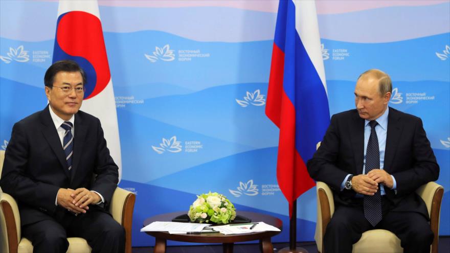 Presidente surcoreano Moon Jae-in visita a su par ruso Vladimir Putin en el marco del Foro Económico Oriental en Vladivostok, 6 de septiembre de 2017.