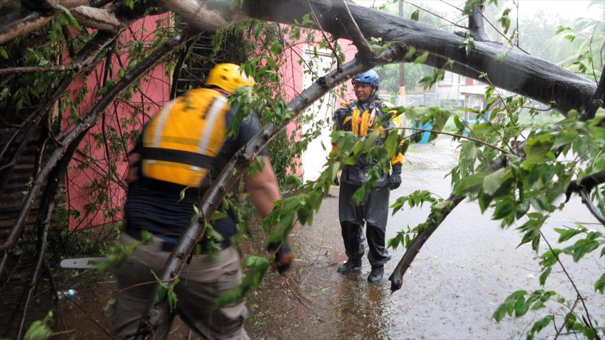Equipo de búsqueda y rescate durante una misión cuando el huracán Irma golpeó la ciudad de Fajardo, en Puerto Rico, 6 de septiembre de 2017.