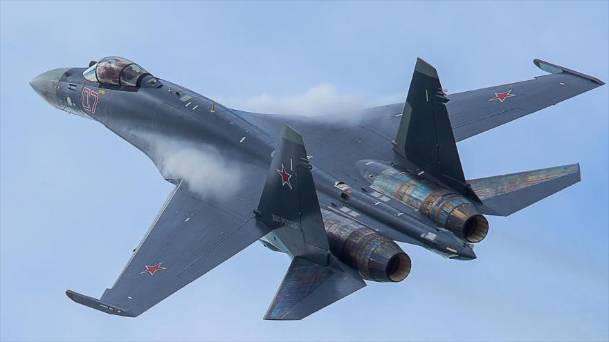 Cazabombardero ruso Sujoi Su-35 en pleno vuelo.