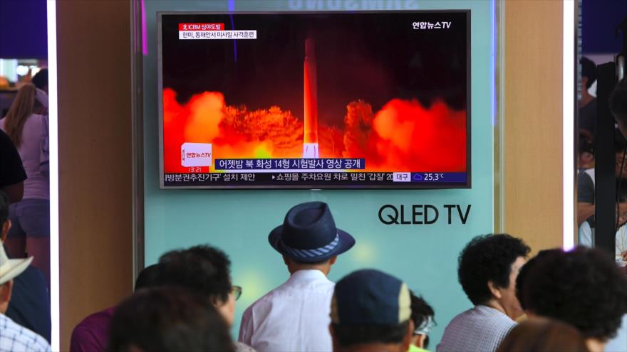 Una pantalla de televisión mostrando un video de prueba de un misil balístico por Pyongyang en una estación de tren en Seúl, 29 de julio de 2017.