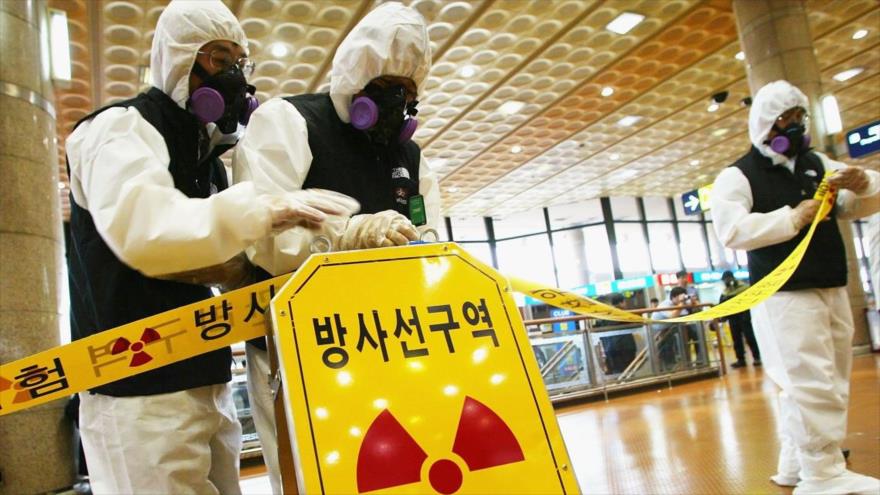 Los radiólogos surcoreanos participan en un ejercicio para hacer frente a un posible ataque terrorista radioactivo 25 de mayo de 2004.