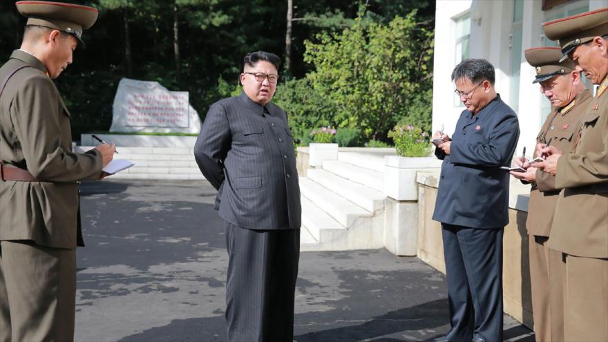 El líder de Corea del Norte, Kim Jong-un, visita el Instituto de Materiales Químicos de la Academia de Ciencias de la Defensa, 23 de agosto de 2017.