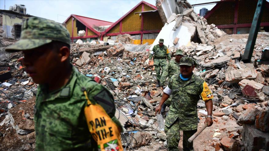 Soldados mexicanos realizan tareas de búsqueda entre los escombros en el sureño estado de Oaxaca, 8 de septiembre de 2017.