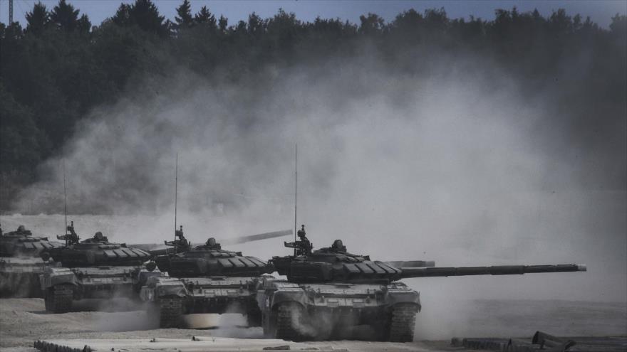 Tanques T-90 rusos toman posición antes de disparar en Kubinka Patriot Park, fuera de Moscú, 22 de agosto de 2017.