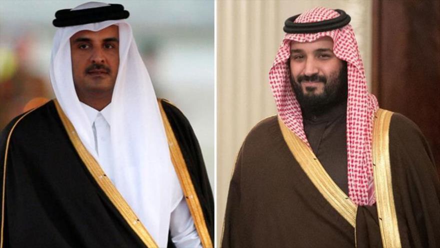 El emir de Catar, sheij Tamim bin Hamad Al Zani (izda.), y el príncipe heredero saudí, Mohamad bin Salman.