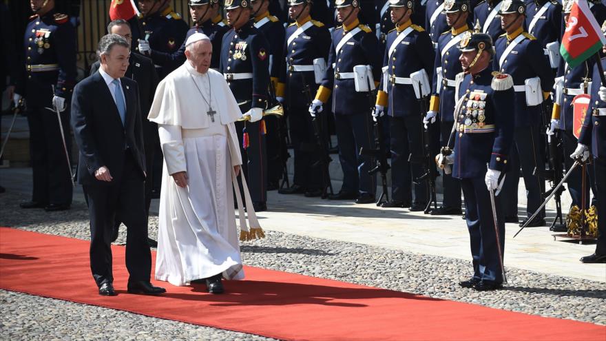 El presidente colombiano, Juan Manuel Santos (izda.), recibe al papa Francisco en la Casa de Nariño en Bogotá, 7 de septiembre de 2017.