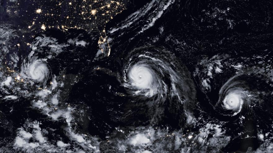 Una imagen del Observatorio de la Tierra de la NASA muestra el huracán Irma (centro), el huracán José (dcha.) y el huracán Katia, 8 de septiembre de 2017.