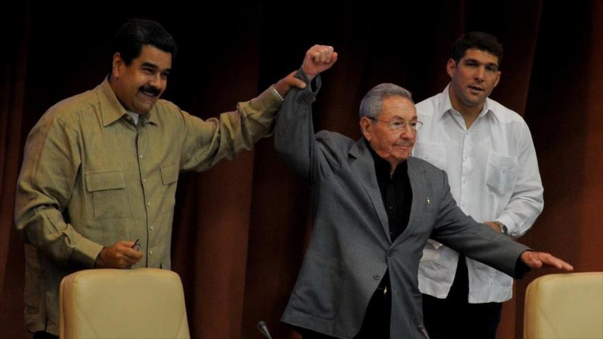 El presidente venezolano, Nicolás Maduro (izqda.), y su par cubano, Raúl Castro.