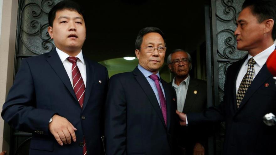 El embajador norcoreano en México, Kim Hyong Gil (centro), frente a la embajada de Corea del Norte en la Ciudad de México, 8 de septiembre de 2017.