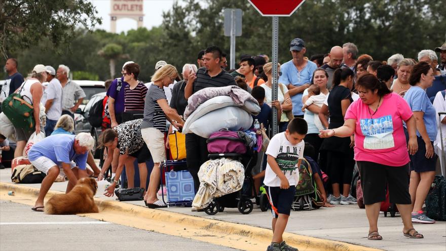 La gente espera en la cola para entrar en los centros del refugio debido al huracán Irma en Florida, 9 de septiembre de 2017.