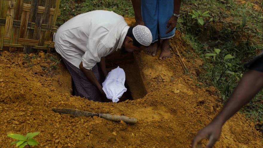 Un bebé musulmán rohingya de seis días de edad es enterrado en un campo de refugiados en Bangladés, 8 de septiembre de 2017.