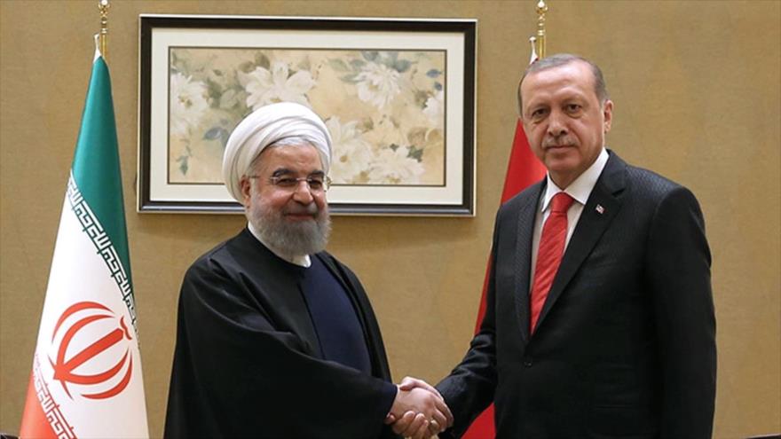 El presidente iraní, Hasan Rohani (izda.), se reúne con su par turco, Recep Tayyip Erdogan, 9 de septiembre de 2017.