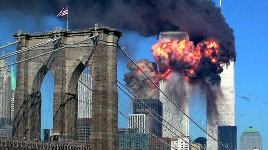 Imagen que muestra el momento en que ocurren los ataques contra las Torres Gemelas, 11 de septiembre de 2001.