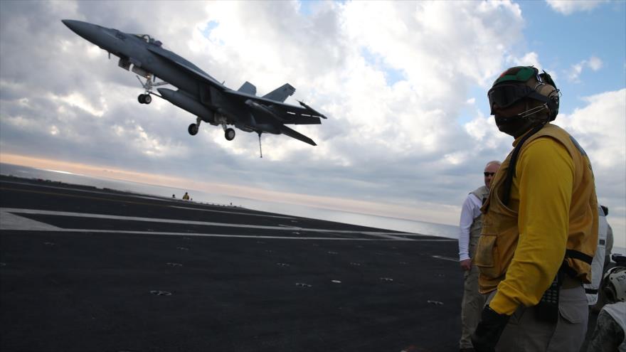 Un caza F-18 de la Fuerza Aérea estadounidense despega de un portaavioens para realizar una operación.