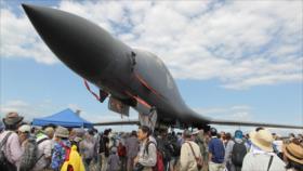 Japón exhibe cazabombarderos de EEUU en medio de tensión coreana