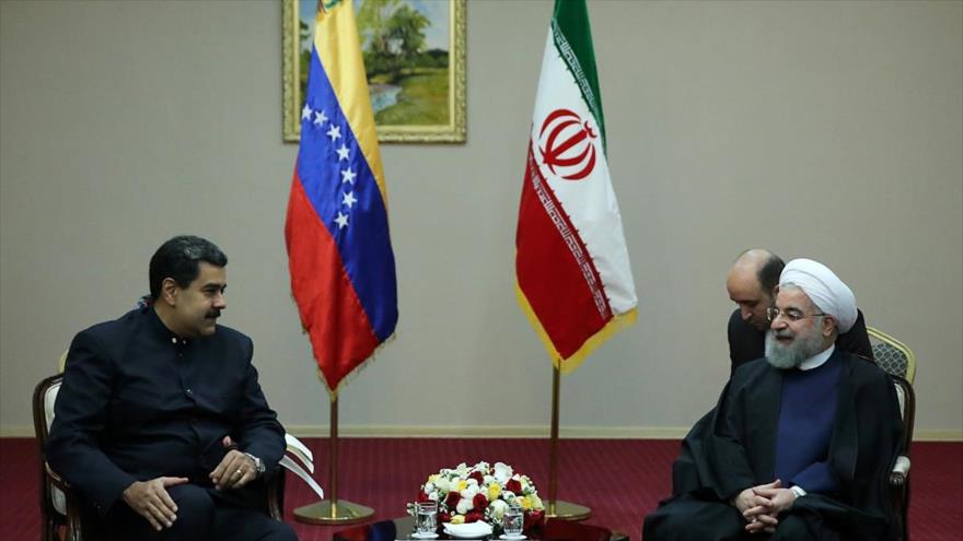 El presidente iraní, Hasan Rohani (dcha.), se reúne con su homólogo venezolano, Nicolás Maduro, en Kazajistán, 10 de septiembre de 2017.