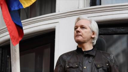 Assange defiende independencia de Cataluña y recibe ataques