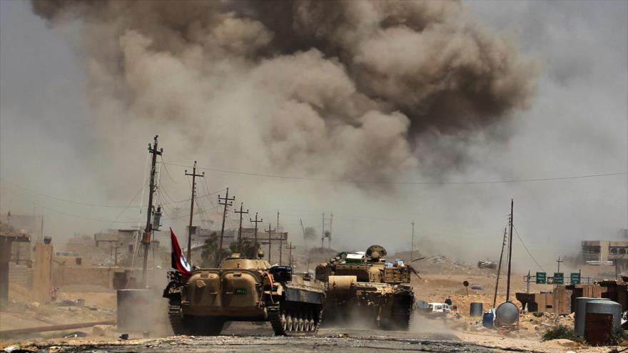Las fuerzas iraquíes avanzan hacia el pueblo de Al-Ayadiah, cerca de Tal Afar, para recuperar la ciudad de manos de Daesh, 29 de agosto de 2017.